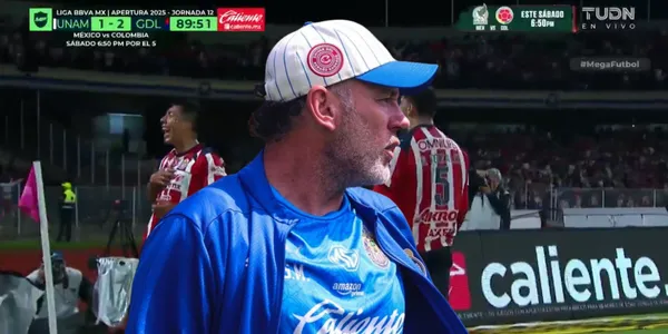 Captura de fondo, tomada de TUDN, con Milito al frente