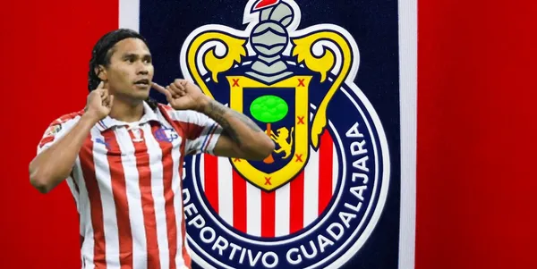 Carlos Peña junto al escudo de Chivas / FOTO MEDIOTIEMPO