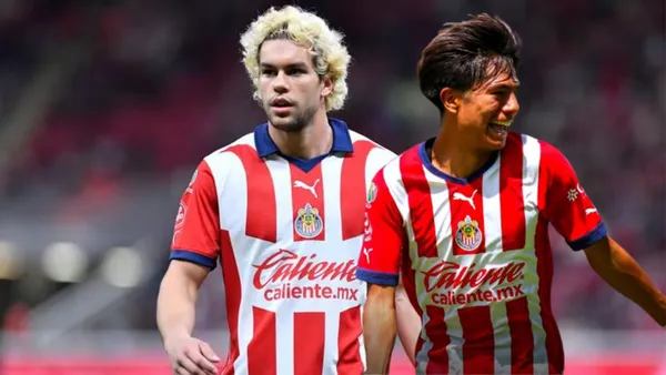 Casde Cowell en partido con Chivas y Padilla sonriendo