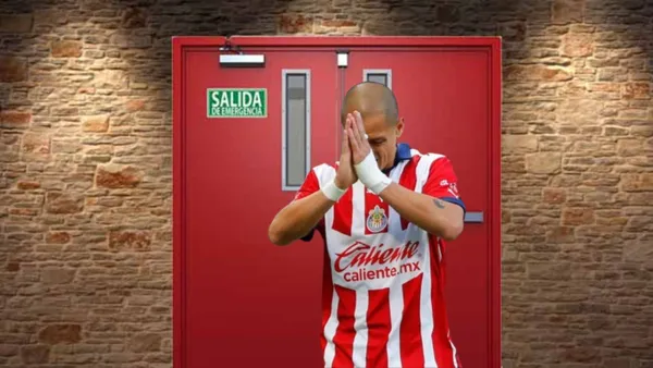 Chicharito arrepentido en la puerta de salida