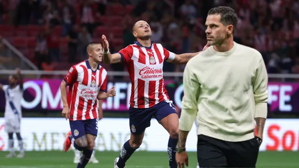 Chicharito celebrando y Gago