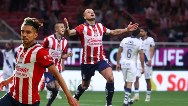 Chicharito celebrando y Marín
