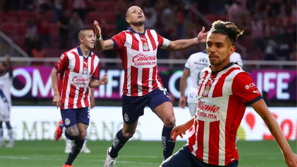 Chicharito celebrando y Marín con la playera de Chivas