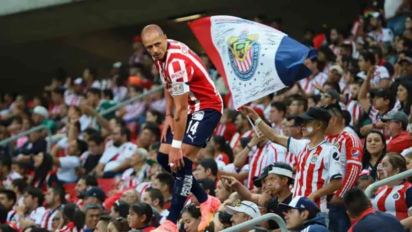 chicharito con afición de chivas