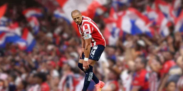 Chicharito con afición de Chivas/FOTO: x Chivas