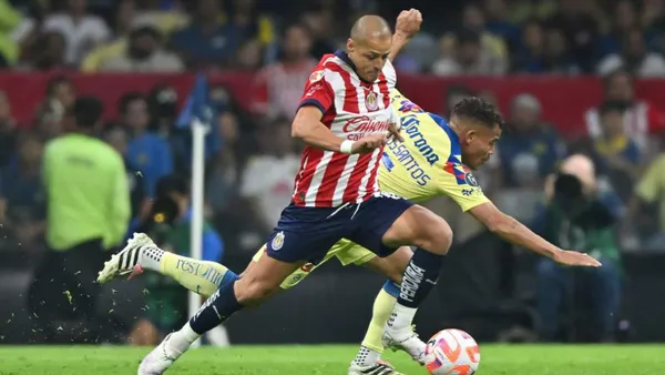 Chicharito disputando el balón con Dos Santos