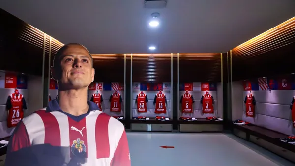 Chicharito en el vestidor de Chivas