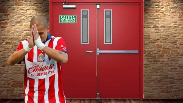 Chicharito en la puerta de salida