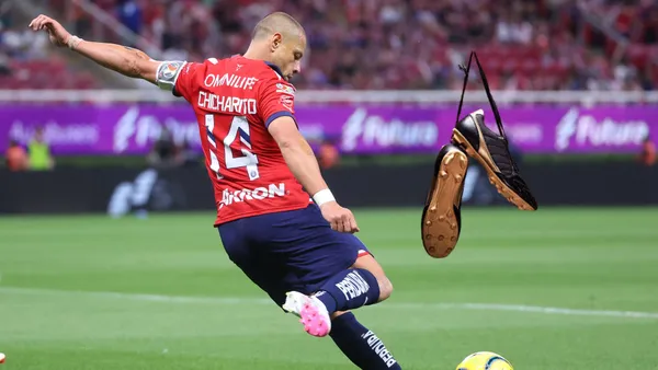 Chicharito en partido con Chivas y unos botínes colgados