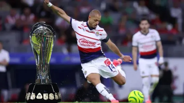 Chicharito en un partido con Chivas y el trofeo de la Liga MX