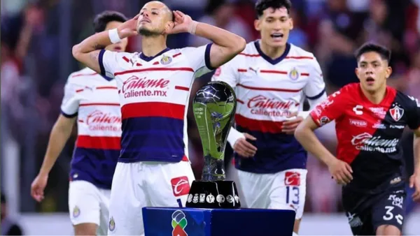 Chicharito festejando y el trofeo de la liga mx