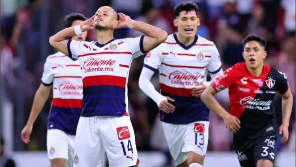 Chicharito festejándole al Atlas