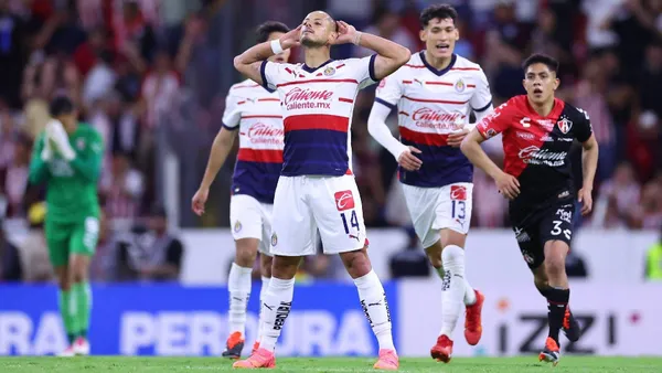 Chicharito Hernández metió el primer gol de la tanda de penales vs Atlas | Foto: Infobae