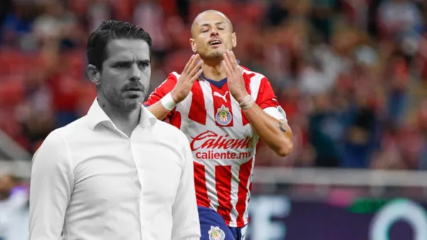 Chicharito lamentándose y Fernando Gago