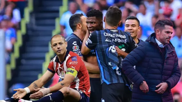Chicharito lesionado y jugadores de Querétaro celebrando