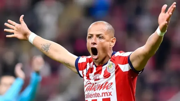 Chicharito parece cambiar de rol dentro de Chivas tras no jugar como antes | Foto: Excélsior