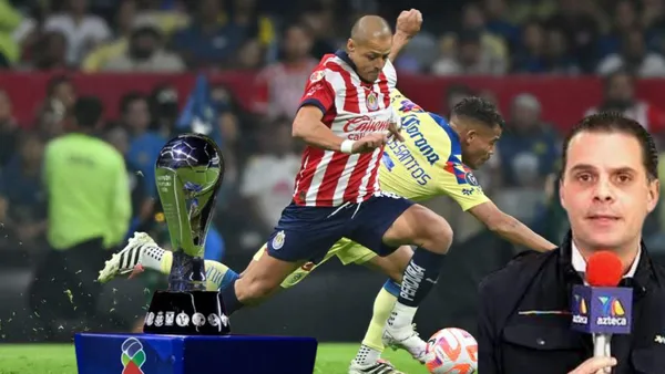 Chicharito peleando el balón vs América frente al trofeo y Martinoli