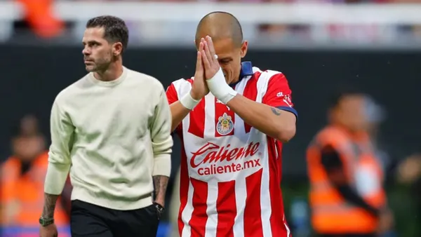 Chicharito pidiendo disculpas y Gago