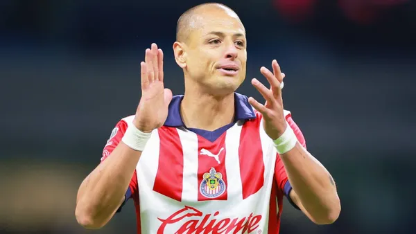 Chicharito podría tener problemas con el nuevo refuerzo del Rebaño | Foto: @chivas