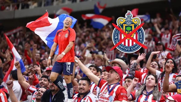 Chicharito riendo con la afición del rebaño