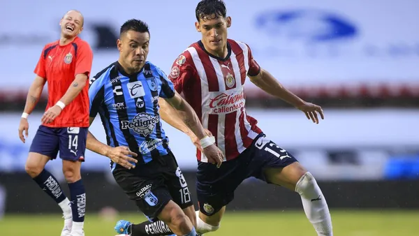 Chicharito riendo mientras Chiquete disputa el balón con Barrera