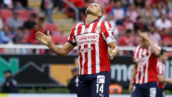 Chicharito se lamenta en partido con Chivas