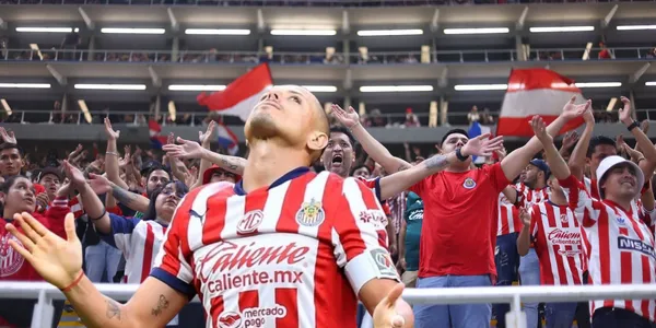 Chicharito y afición de Chivas/ FOTO: x Chivas en inglés