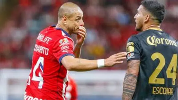 Chicharito y Escobar hablando