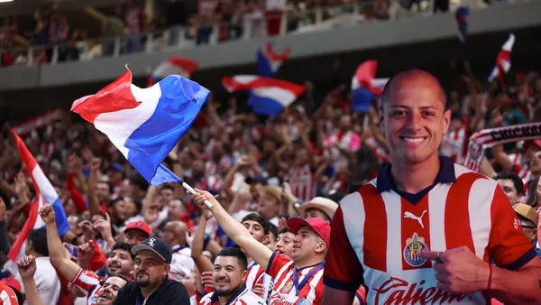 Chicharito y la afición de Chivas
