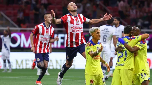 Chicharito y Piojo con jugadores del América