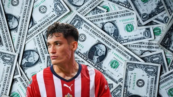 Chiquete con dólares detrás