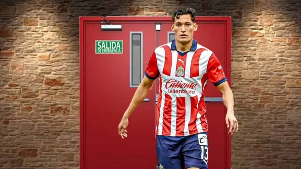 Chiquete con la de Chivas en la puerta de salida