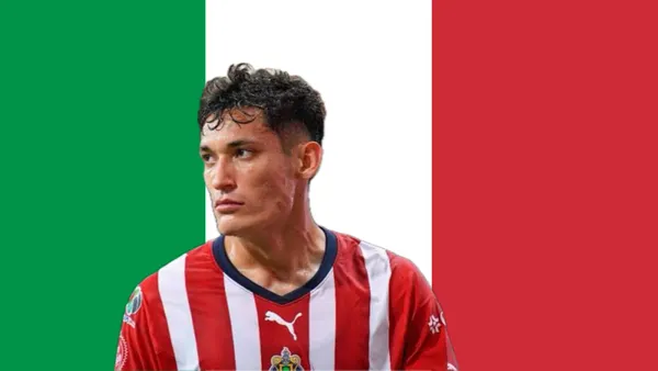 Chiquete frente a la bandera de Italia