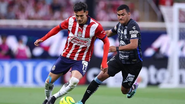 Chiquete peleando el balón con jugador de Gallos