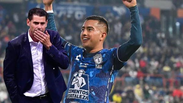 Chiquito festejando con Pachuca y Hierro