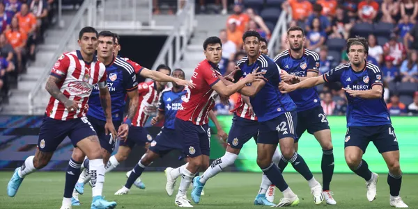 Chivas cayó en su debut en Leagues Cup frente al FC Cincinnati tras un polémico arbitraje.