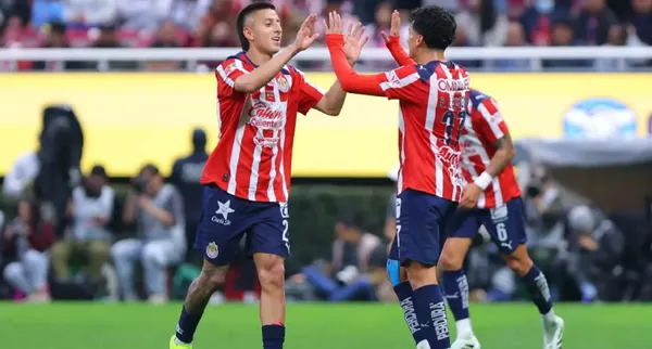 Chivas celebra su regreso a la cima de la Liga MX