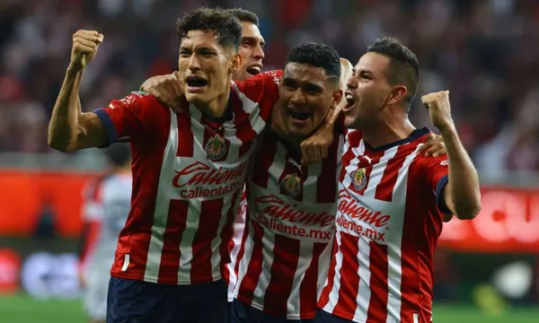 Chivas de Guadalajara festeja un gol en el Akron / Mexsports