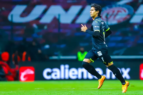 Chivas dejó ir el triunfo en el último minuto y comprometió su posición en la tabla general.