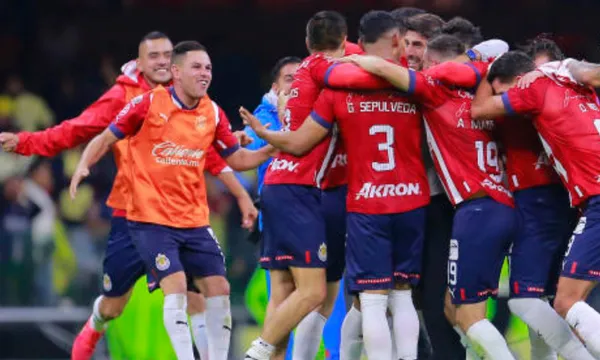 Chivas festeja gol en el estadio Azteca / Imago