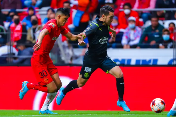 Chivas juega con 10 elementos desde el minuto 24 tras la expulsión de Carlos Cisneros.