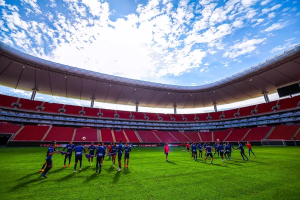 Chivas jugará frente a Rayados en casa con la obligación de ganar para seguir con vida en el torneo.
