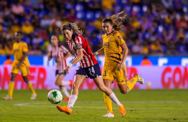 Chivas perdió su invictó frente a Tigres en la ida de semifinales.