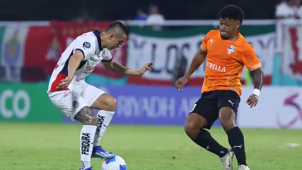 Chivas perdió y futbolista buscó bronca al final del partido | Foto: Mexsport