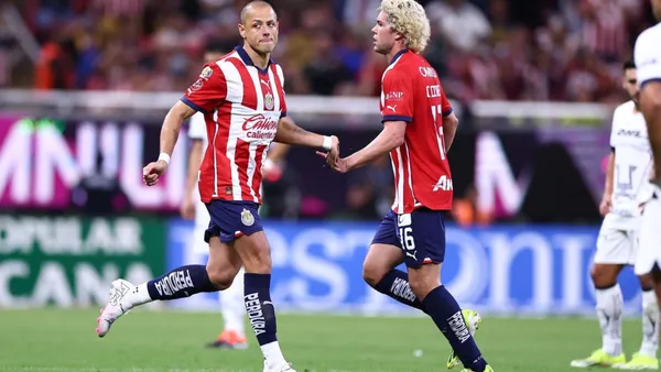 Chivas presume a Cowell y Chicharito