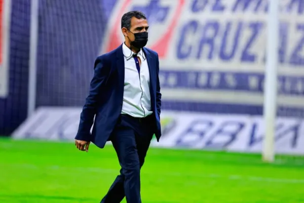 Chivas se quedó con el triunfo frente a Cruz Azul pese a jugar con un hombre menos.