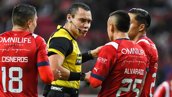 Chivas tiene un saldo negativo con el Gato como silbante (MexSports).