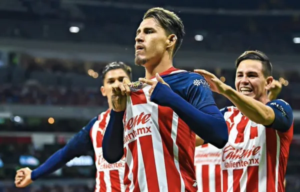 Chivas venció a Cruz Azul gracias a un gol de Calderón.