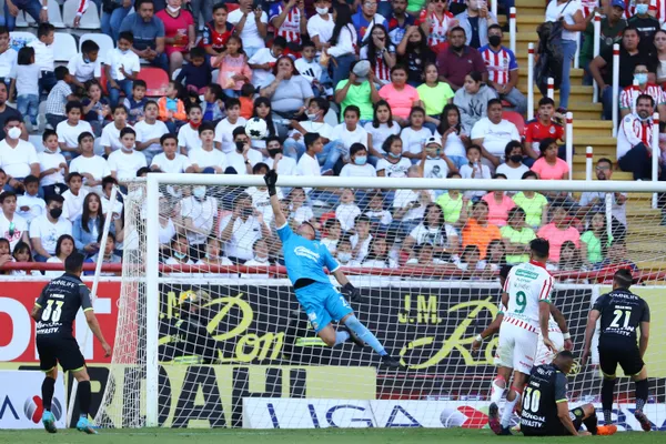 Chivas venció a Necaxa en los últimos minutos del encuentro gracias a las atajadas del "Wacho".