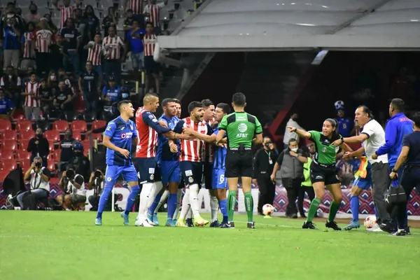 Chivas volvió a quedarse con un jugador menos durante el partido.